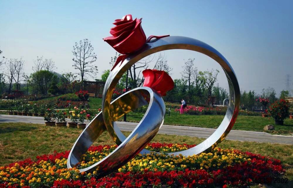 不銹鋼雕塑的特點(diǎn)有哪些？如何進(jìn)行設(shè)計(jì)制作？