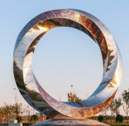 不銹鋼雕塑為什么能在我國(guó)迅速發(fā)展？目前有哪兩大種類？